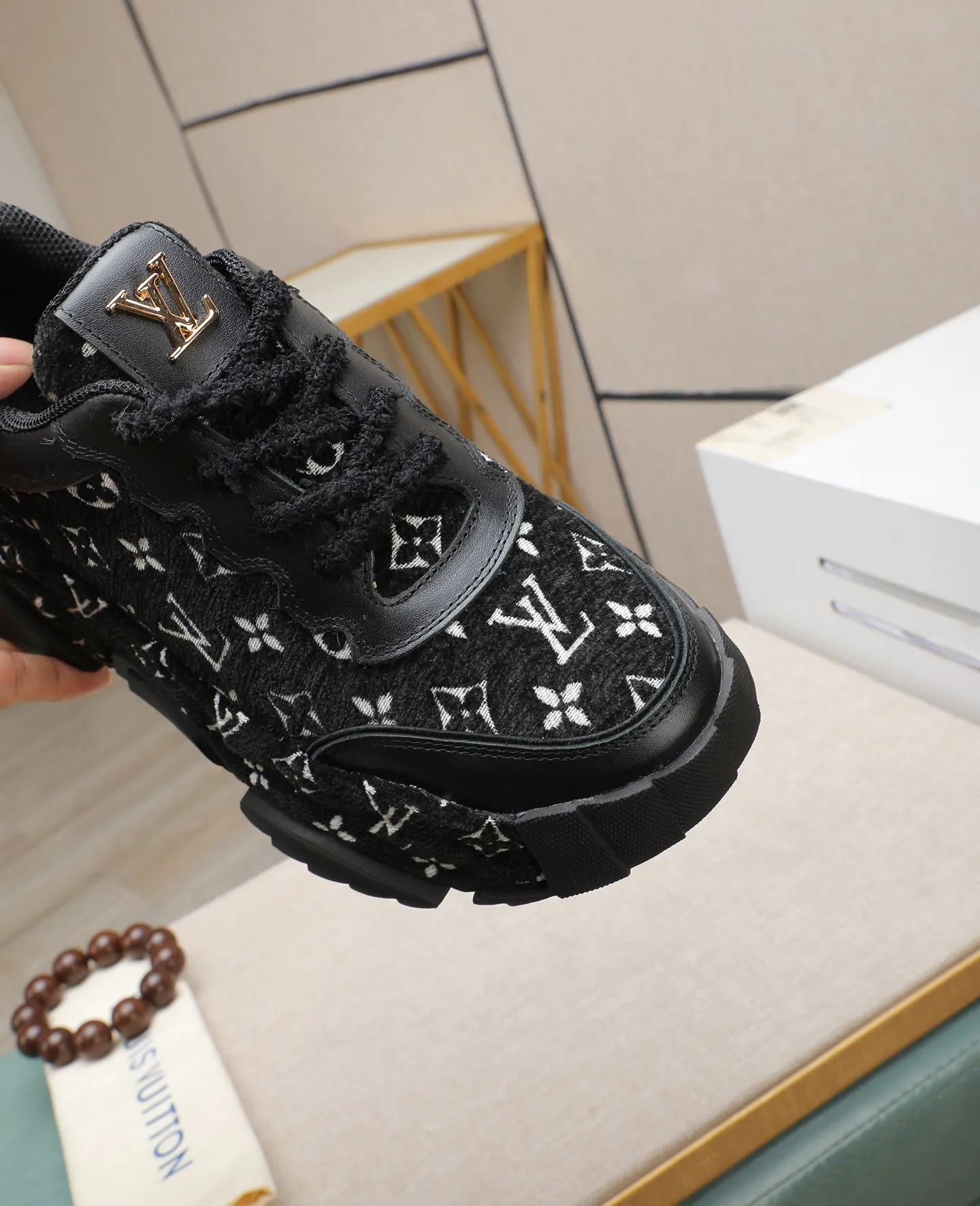 Men's shoes 💰600 LV are novel and fashionable, and the uppers are made of imported cowhide + LV special materials! Super trendy design! It’s eye-catching! The leather is soft, delicate, shiny and translucent, showing the ultimate in pure handcraftsmanship, and the mesh is soft, comfortable and breathable! Size: 39-44 (38 45 customized)